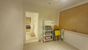 a room with an empty room with a window at 케이앞산 하우스 in Daegu