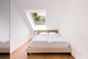 ein Schlafzimmer mit einem Bett und einem Fenster in der Unterkunft Soley70 in Neumarkt in der Oberpfalz
