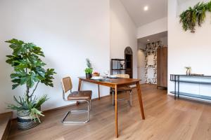ein Büro mit einem Holztisch und einem Stuhl in der Unterkunft Soley70 in Neumarkt in der Oberpfalz