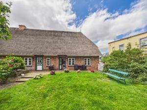 a brick house with a bench in the yard at Min aran in Oevenum