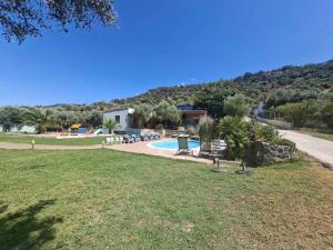eine Villa mit Swimmingpool und einem Haus in der Unterkunft Hotel Marti Studios in Skala Sotiros + 4 Fotos