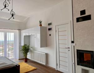 a white room with a door and a window at Odavagyok Vendégház in DiÃ³sviszlÃ³