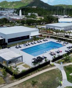 Luftaufnahme eines Resorts mit Swimmingpool in der Unterkunft Sunset Cove in Jolly Harbour