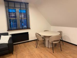 a room with a table and chairs and a window at Apartament Zamkowy Zakątek in Lidzbark Warmiński +5 photos