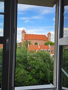a view of a building from a window at Apartament Zamkowy Zakątek in Lidzbark Warmiński