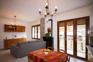 a living room with a couch and a table at Rifugio del Piemont in Villaretto