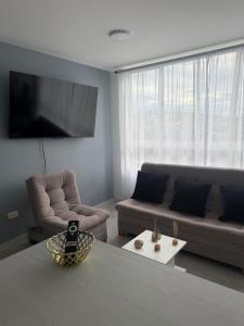 a living room with a couch and a table at Descanso Ideal in Manizales