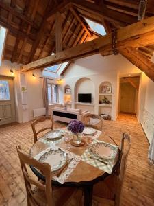 a large dining room with a table and chairs at appartement chaleureux in Honfleur