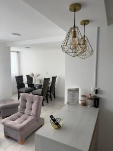 a living room with a couch and a table at Descanso Ideal in Manizales