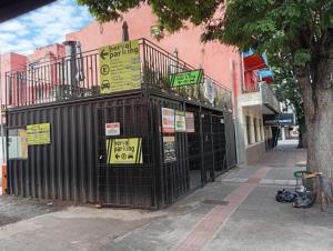 a building with signs on the side of it at Hotel Confort Maringá in Maringá +20 photos