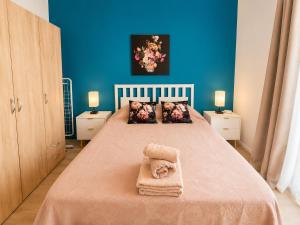 a bedroom with a bed with a towel on it at Cosy & Clim Parfait jusqu'à 6 voyageurs bus gare shopping centre in Béziers