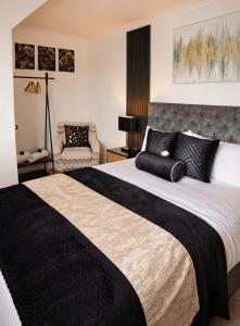 a bedroom with a large bed and a chair at Rosie House 3 bedroom House in Sandbach with Parking in Sandbach