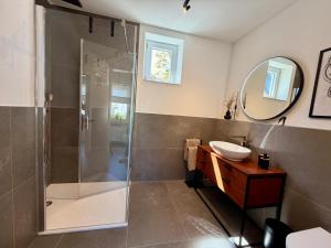 a bathroom with a shower and a sink and a mirror at Markt-Quartier in Nierstein +32 photos