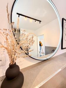 a large round mirror in a room with a vase at Markt-Quartier in Nierstein