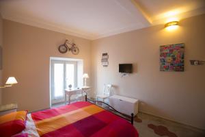 ローマにあるAlloggio Quiritiのベッドルーム1室(ベッド1台、壁に自転車が付いたデスク付)
