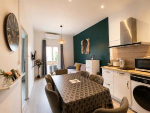 a kitchen and dining room with a table in a room at Cosy & Clim Parfait jusqu'à 6 voyageurs bus gare shopping centre in Béziers