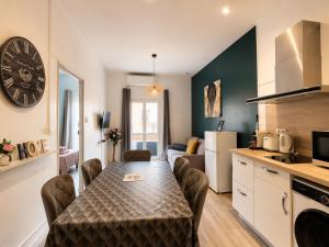 a kitchen and living room with a table in a room at Cosy & Clim Parfait jusqu'à 6 voyageurs bus gare shopping centre in Béziers +19 photos