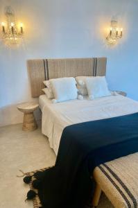 ein Schlafzimmer mit einem großen Bett und zwei Kissen in der Unterkunft Zarcillo in Olvera + 51 Fotos