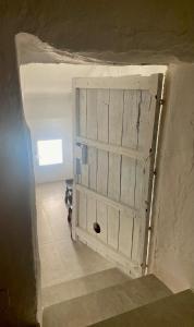 eine offene Tür in einem Raum mit einer Wand in der Unterkunft Zarcillo in Olvera