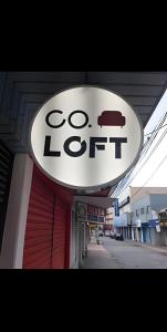 a sign for a car dealership on the side of a building at COLOFT - Quarto 4 Hospedagem rápida ou Sala de reunião in Anápolis