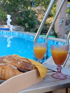 a table with bread and two glasses of orange juice at La Parenthèse Provençale in Cabasse