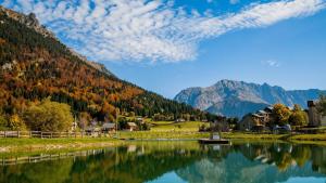 a lake in a valley with mountains in the background at Suite romantique avec jaccuzzi - proche des lacs - La secrète room in La Mure