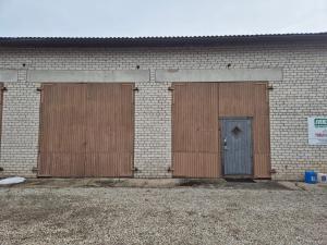 zwei Holztüren an einem Backsteingebäude mit einer Tür in der Unterkunft Köima Loft in Kõima