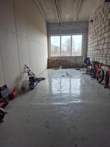 eine leere Garage mit einem Raum, in dem Fahrräder stehen in der Unterkunft Köima Loft in Kõima