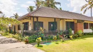 a house with a garden in front of it at Roemah Nelayan in Montongbuwoh