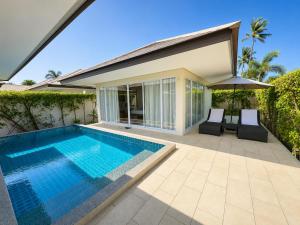 a swimming pool in the backyard of a house at Aufwachen im Paradies Private Poolvilla 50 m vom Strand in Nathon Bay