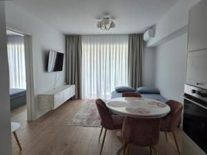 a living room with a table and a couch at Apartament Nagiulia in Oradea