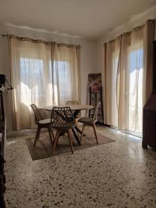 a dining room with a table and chairs at A casa di catharina appartement in Zicavo