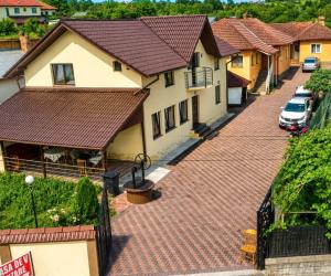 an overhead view of a house with a red roof at Pensiunea Casa Deny in Novaci-Străini