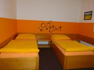 Postel nebo postele na pokoji v ubytování Hotel Pelikan