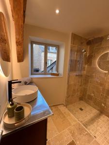 a bathroom with a sink and a shower at appartement chaleureux in Honfleur +1 photo