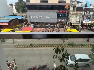 an overhead view of a city street with cars and buildings at Hotel G17 Dhamnod in Dhāmnod