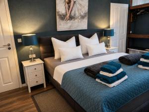 a bedroom with a bed with pillows on it at Apartmenthaus am See - Seeblick Suite - Nähe Motorsportarena in Seehausen