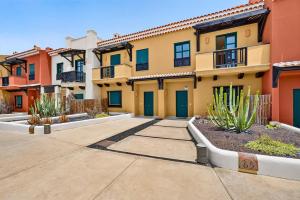 a row of apartment buildings with plants in a courtyard at Luna in San Blas in San Miguel de Abona