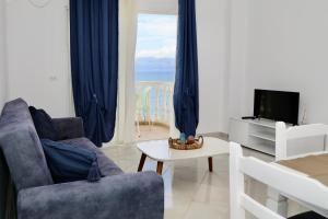 a living room with a couch and a tv at Saranda Apartaments Meta in Sarandë