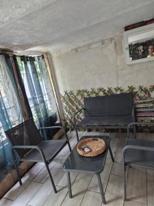 a room with two chairs and a table and a couch at Joli rez de jardin in La Seyne-sur-Mer