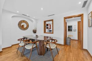 a dining room with a table and chairs at Luna in San Blas in San Miguel de Abona