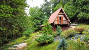 a small cabin in the middle of a forest at Chata uprostred lesa Modrová in Modrová