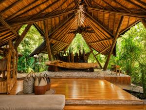 a room with a wooden floor and a large wooden ceiling at Hotel Boutique Maitta en Doradal Antioquia in Doradal