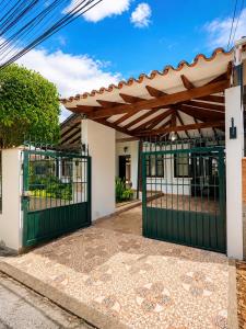 a green gate in front of a house at Isabelu in Guaduas