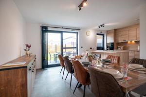 a kitchen and dining room with a table and chairs at Horse Valley in Tongeren