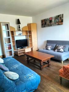 a living room with a couch and a coffee table at Bienvenu chez moi 