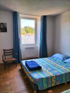 a bedroom with a bed and a window at Bienvenu chez moi 