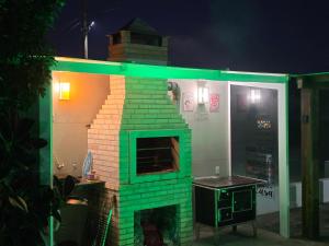 a green brick oven with a table in front of it at Cores de Van Gogh in Governador Celso Ramos +20 photos