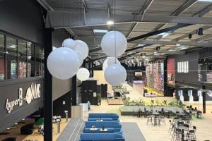 a lobby with white balloons hanging from the ceiling at L'Ecrin secret in Aire-sur-la-Lys
