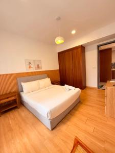 a bedroom with a large white bed in a room at Agile Residence By Arshad in Kuala Lumpur